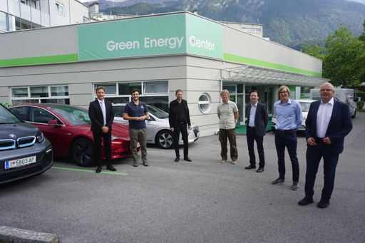 Interdisziplinäres Forscherteam für das EFRE K-Regio Projekt
„UrbanCharge&Park“ vor dem E-Mobilitäts-Ecosystem am Green Energy
Center Europe in Innsbruck