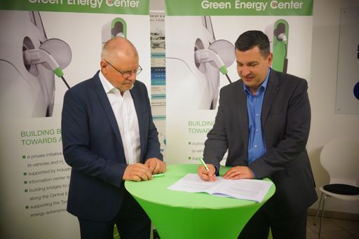 Vorschau Bild von Vertragsunterzeichnung für das EFRE K-Regio Projekt
„UrbanCharge&Park“