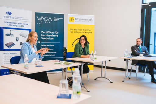 Vorschau Bild von Bundesministerin Mag. (FH) Christine Aschbacher, Abgeordnete zum
Nationalrat Dr. Gudrun Kugler und Floridsdorfer Bezirksparteiobmann
Erol Holawatsch, Msc im VIDEBIS Kompetenzzentrum.