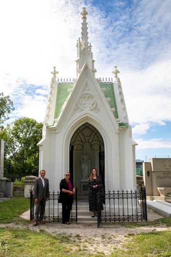 Bezirksvorsteher Gerald Bischof ( Liesing), SR Anita Zemlyak,
Abteilungsleiterin der MA 7, Renate Niklas GF der Friedhöfe Wien
GmbH machen sich vor Ort ein Bild von den gelungenen
Restaurierungsarbeiten.