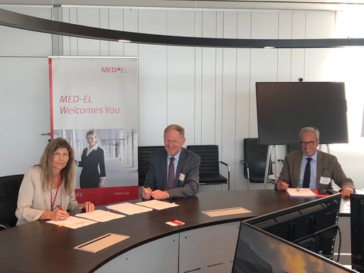 Dr. Ingeborg Hochmair (MED-EL), Prof. Dr. Wolfgang
Sperl (PMU) und Dr. Michael Nake (PMU) unterzeichneten die
Forschungskooperation (v.l.n.r.).