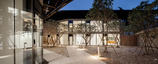 Vorschau Bild von Österreichische Botschaft Bangkok Innenhof mit Konsulat und
Botschaft