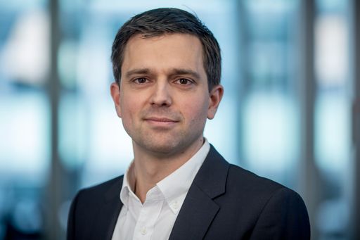 Die Deutsche Presse-Agentur dpa beruft Louis Posern zum 1. Januar
2021 als neuen Leiter der Politikredaktion. Der 43-Jährige führt
derzeit noch die Wirtschaftsredaktion von Deutschlands größter
Nachrichtenagentur. Im Politikressort folgt Posern auf Henning Otte
(46), der nach fünf Jahren als Redaktionsleiter neuer
landespolitischer Korrespondent der dpa in seiner Heimatstadt
Stuttgart wird. / Weiterer Text über ots und
www.presseportal.de/nr/8218 / Die Verwendung dieses Bildes ist für
redaktionelle Zwecke honorarfrei. Veröffentlichung bitte unter
Quellenangabe: "obs/dpa Deutsche Presse-Agentur GmbH/Michael
Kappeler"