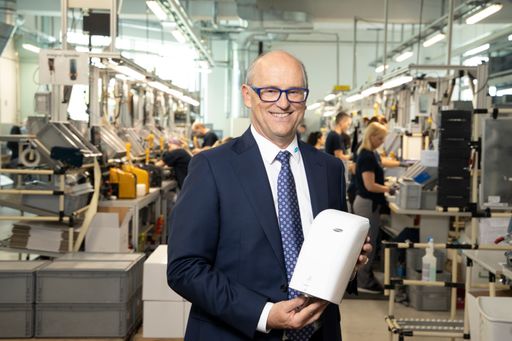Firmeninhaber und Geschäftsführer Hans Georg
Hagleitner in der hauseigenen Spenderproduktionsstätte