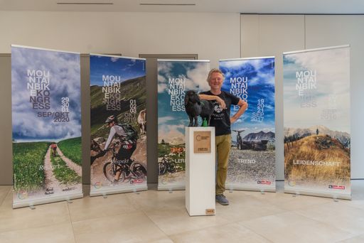 Vorschau Bild von Veranstalter Harald Maier mit den 5 Leitmotiven der letzten
Jahre.