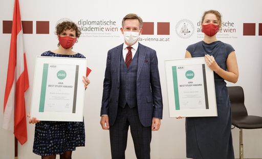  Preisträgerinnen Brigitte Gerstmann und Christina Huber mit
ARA-CEO Christoph Scharff