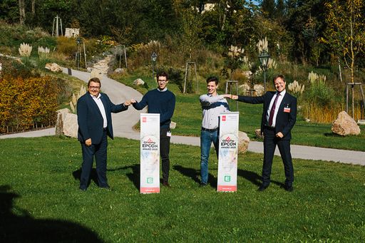 Vorschau Bild von Beim 25. Jubiläum der EPCON freuten sich die
Preisträger über den großen Zuspruch für ihr Gewinnerprojekt und ein
Preisgeld von € 3.000.-. Auch Jurymitglied DI (FH) Mag. (FH) Martin
Graf, Vorstand der E-Steiermark, gratulierte herzlich.