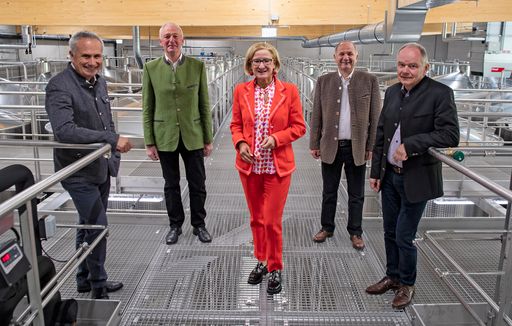 Landeshauptfrau Mag. Johanna Mikl-Leitner zeigte
sich beeindruckt vom neuen Keller der WINZER KREMS (v. l. n. r.: GF
Ing. Ludwig Holzer, MAS, Obmann ÖK.-Rat Franz Bauer, Landeshauptfrau
Mag. Johanna Mikl-Leitner, Kellermeister, Obmann Stv. Florian
Stöger, Kellermeister Franz Arndorfer.