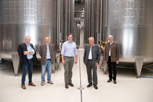 Vorschau Bild von Kellermeister Franz Arndorfer, Obmann Stv. Florian
Stöger, Präsident Johannes Schmuckenschlager, GF Ing. Ludwig Holzer,
MAS, Obmann ÖK.-Rat Franz Bauer im neuen Keller der WINZER KREMS (v.
l. n. r.: Kellermeister Franz Arndorfer, Obmann Stv. Florian Stöger,
Präsident Johannes Schmuckenschlager, GF Ludwig Holzer, MAS, Obmann
ÖK.-Rat Franz Bauer.