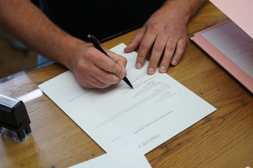 Vorschau Bild von Unterzeichnung der Erklärung durch
kitzVenture-Geschäftsführer Patrick Landrock.