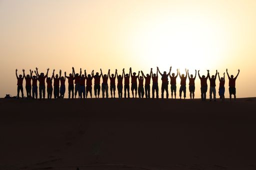 Vorschau Bild von Gruppe von Menschen mit gerreichten Händen