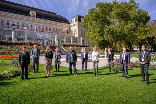  Reichert und Rabl übernehmen die Geschäftsführung
der neu gegründeten Kulturhauptstadt Bad Ischl - Salzkammergut 2024
GmbH Bild mit Mitgliedern des Aufsichtsrates
