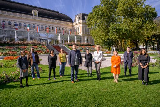 Vorschau Bild von Reichert und Rabl übernehmen die Geschäftsführung
der neu gegründeten Kulturhauptstadt Bad Ischl - Salzkammergut 2024
GmbH Bild mit Team Salzkammergut 2024