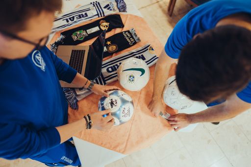 Vorschau Bild von Siginierte Sammlerstücke für Fußball-Fans