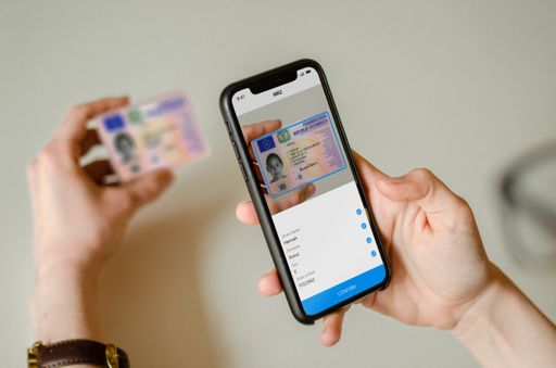 Vorschau Bild von Ein Mobiltelefon scannt einen österreichischen Führerschein mit
Anyline-Technologie