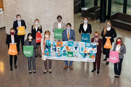 https://www.apa-fotoservice.at/galerie/24042/ 
Auftakt der #Erasmusdays 2020 an den Hertha Firnberg Schulen in
Wien.  Im Bild v.l.n.r.: Mag. Heidemarie Huart (Erasmus-Koordinatorin Hertha
Firnberg Schulen), Mag. Ernst Gesslbauer (Direktor für das Programm
Erasmus+ Bildung im OeAD), Mag. Marlies Ettl (Direktorin Hertha
Firnberg Schulen) mit Schülerinnen und Schülern.