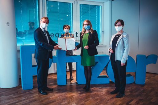 Vorschau Bild von Bundesministerin Dr.in Margarete Schramböck
besuchte das Pharmaunternehmen Pfizer Corporation Austria und
überreichte das „equalitA“-Equal Pay-Gütesiegel