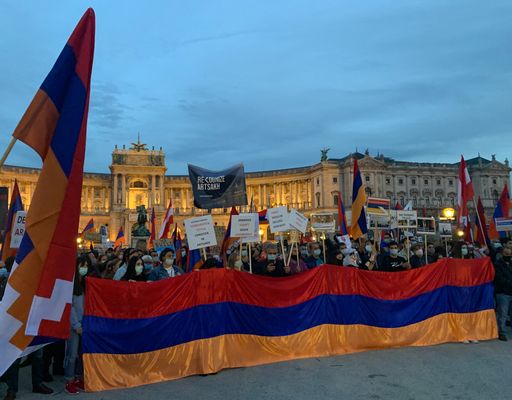 Am Freitag (09.10.2020) rief die armenische
Gemeinde in Wien zu einer Kundgebung vor der OSZE, dem
Bundeskanzleramt und der Präsidentschaftskanzlei auf. Über 1.500
Menschen nahmen friedlich daran Teil und forderten von der
Bundesregierung, sich für einen sofortigen Frieden zwischen
Berg-Karabach und Aserbaidschan einzusetzen.
