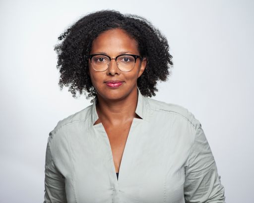 Natascha Thomas, stellvertretende Geschäftsführerin der PMG,
begrüsst die aktuelle Entscheidung des Hanseatischen
Oberlandesgerichts zur Notwendigkeit von digitalen
Verarbeitungslizenzen für Medienbeobachter, die eine digitale
Produktion unterhalten. / Weiterer Text über ots und
www.presseportal.de/nr/32453 / Die Verwendung dieses Bildes ist für
redaktionelle Zwecke honorarfrei. Veröffentlichung bitte unter
Quellenangabe: "obs/PMG Presse-Monitor GmbH/ILLING&VOSSBECK
FOTOGRAFIE"