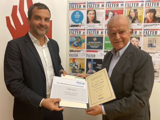 Gratulation an Florian Klenk für den 1. Platz. Im
Bild: Florian Klenk und Rudi Klausnitzer