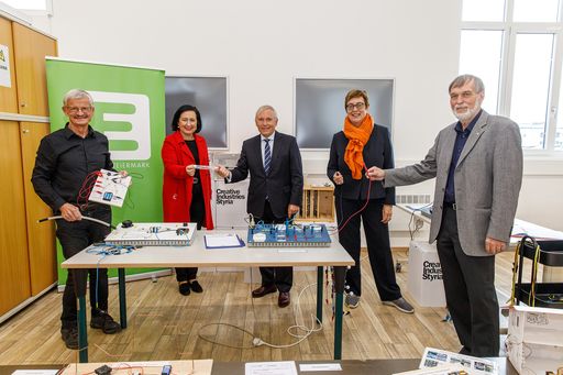 v.l.n.r.: Eröffnung des „Energie-Testlabors“ für
Kinder: Rudolf Schwarz, Elisabeth Meixner, Christian Purrer,
Theresia Vogel und Wolfgang Jilek