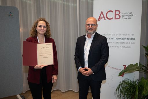  Belinda Vollmann, Absolventin der FHWien der Wirtschaftskammer
Wien, mit ACB Präsident Gerhard Stübe bei der Verleihung zur Best
Meeting Thesis Austria.