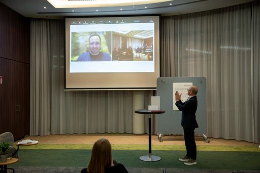 Vorschau Bild von Der Gewinner der besten Masterarbeit Peter Hosp präsentierte die
Ergebnisse seiner Arbeit per Video und wurde zur Verleihung live ins
Courtyard by Marriott Wien Messe/Prater zugeschalten.