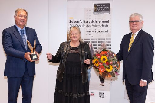  Marianne Mendt wurde durch Walter Ruck und Helmut
Schramm mit dem "Merkur Award" ausgezeichnet.