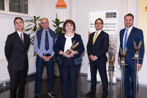 Vorschau Bild von Das Team der JusHAK mit Direktorin Eveline Grubner