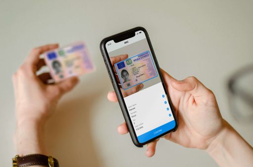 Vorschau Bild von Ein Mobiltelefon scannt einen österreichischen Führerschein mit
Anyline-Technologie