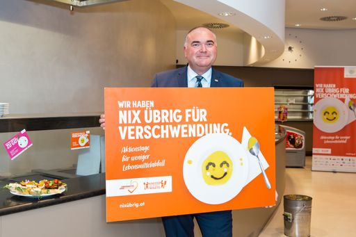  Michael Freitag, Country President Sodexo Austria,
mit Plakat zur Initiative “Nix übrig für Verschwendung” , Abdruck
honorarfrei