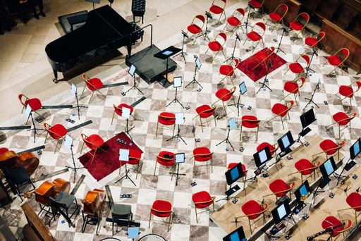 Konzertsaal mit iPads, auf denen UE now installiert ist