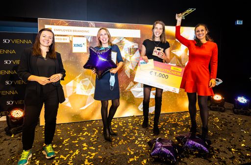 Kristina Knezevich (Xing), links im Bild,
gratulierte den Gewinnerinnen: (v.l.n.r.) Mag. Julia Zleptnig,
Antonia Hoffstaedter, BSc, Mag. Danijela Brkic (alle HR-Abteilung
der PremiQaMed Group)