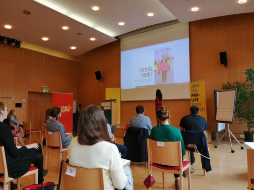 Vorschau Bild von Bei Vorträgen und Workshops konnten sich die
LebensschützerInnen weiterbilden