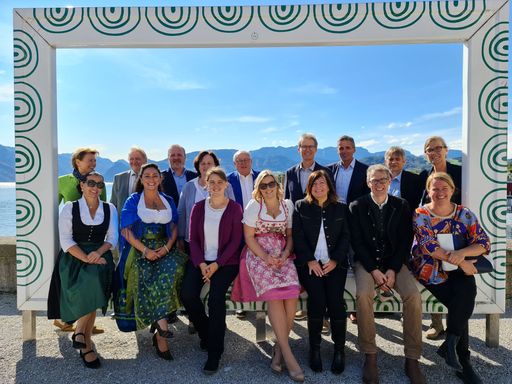 Vorschau Bild von Das Team von IMMO-CONTRACT Oberösterreich mit IMMO-CONTRACT
Geschäftsführer KR Karl Fichtinger.