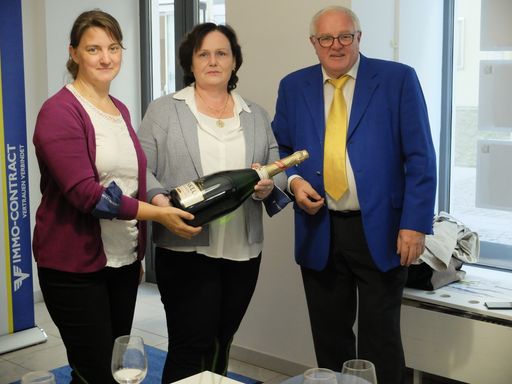 Vorschau Bild von IC Geschäftsführer KR Karl Fichtinger gratuliert den Damen des
Gmundner Teams zur Eröffnung