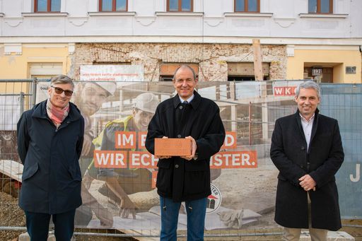 Vorschau Bild von Verlegung des Güteziegels Hernalser Hauptstraße 197, vlnr:
Baumeister Mag. Ing. Christoph Steffel, Baumeister DI Dr. Rainer
Pawlick, DI Martin Pober