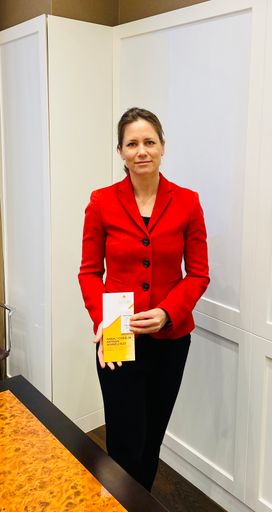  Hoteleigentümerin Mag. Sonja Wimmer mit dem
Covid-19-Schnelltest