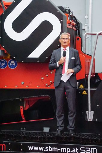 DI Erwin Schneller, Geschäftsführer der SBM Mineral
Processing GmbH, bei der Präsentation der neuen JAWMAX® 200.