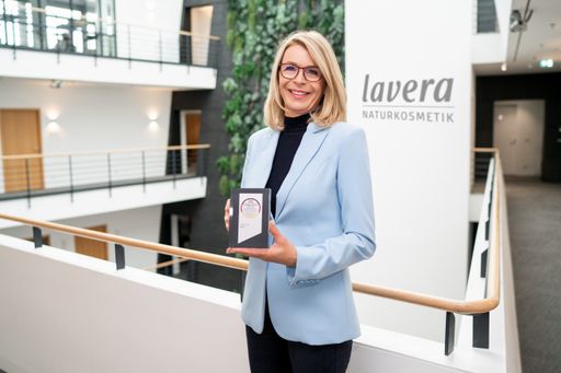 Deutscher Fairnesspreis 2020 - Gesamtsieger der
Naturkosmetik-Marken ist lavera Naturkosmetik / Claudia Haase nahm
den Preis in der lavera Firmenzentrale in Hannover entgegen /
Weiterer Text über ots und www.presseportal.de/nr/64783 / Die
Verwendung dieses Bildes ist für redaktionelle Zwecke honorarfrei.
Veröffentlichung bitte unter Quellenangabe: "obs/Laverana GmbH/shino
photography"