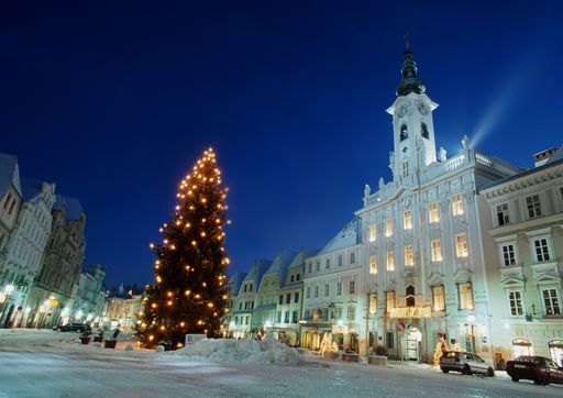 Winterlicher Stadtplatz mit dem Steyrer Rathaus, eines der
bedeutendsten Rokoko Denkmäler Österreichs