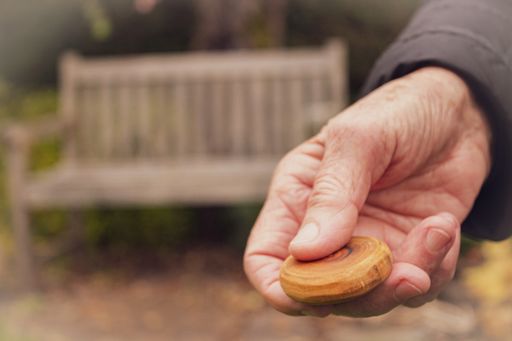 Vorschau Bild von Zusätzlich werden Erinnerungsstücke für die
Angehörigen (Bild: Handschmeichler) aus dem Ast, der auch in die
Urne eingearbeitet wurde, gefertigt.
