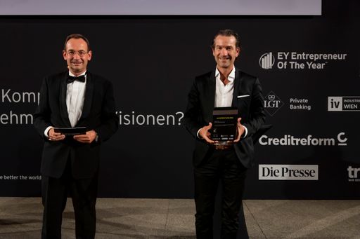 von links nach rechts: Erich Lehner, Program
Partner EY Entrepreneur Of The Year in Österreich; Oliver Krizek,
Eigentümer und Geschäftsführer der NAVAX Unternehmensgruppe.