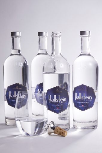 Hallstein Artesian Water jetzt neu in 100% recycelten
Glasflaschen. Ungefiltert, unbehandelt und kompromisslos ist
Hallstein Water, das reinste Wasser der Welt, jetzt auch in 100%
recycelten Glasflaschen erhältlich / Weiterer Text über ots und
www.presseportal.de/nr/144684 / Die Verwendung dieses Bildes ist für
redaktionelle Zwecke honorarfrei. Veröffentlichung bitte unter
Quellenangabe: "obs/Hallstein Water"