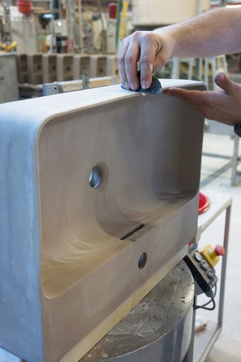 Vorschau Bild von Produktion eines Waschtisches aus SaphirKeramik am
LAUFEN Austria-Produktionsstandort Gmunden