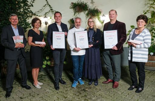 Der neue Wirtshausführer Österreich 2021 hat
ausgezeichnet: Das Wiener Wirtshaus Zum Alten Beisl ist
„Wirtshausführer Wirt 2021“, der „Wirtshausführer Weinmensch 2021“
heißt Martin Kušej, Wiens Burgtheater-Direktor, und das steirische
Weingut Krispel ist „Wirtshausführer Winzer 2021“.