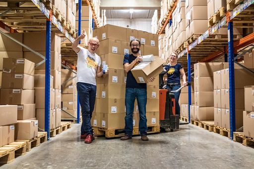 Ein Grund für das positive Ergebnis des CO2-Checks,
ist die Optimierung der Transportkartons. Im Bild: SONNENTOR Gründer
Johannes Gutmann mit Schätze-Koordinator Dietmar Schimani und
Schätze-Hüterin Monika Wimmer.