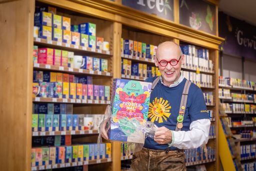 Vorschau Bild von SONNENTOR Gründer Johannes Gutmann lässt die Hüllen
der Teepackungen fallen. Dank verbesserter Aromaschutzbeutel für die
Tees, kann bei allen Schachteln die Hülle aus Holzfolie eingespart
werden.