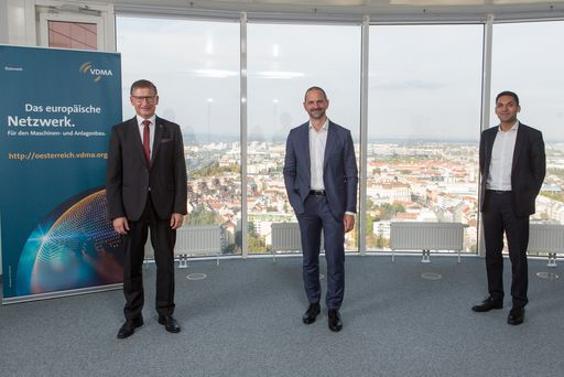 Vorschau Bild von Der neue Vorsitzende Dr. Christoph Steger, Engel
Austria GmbH (Bildmitte), mit beiden Stellvertretern Dr. Markus
Baldinger, Pöttinger Landtechnik GmbH (links im Bild), und Mag.
Alexander Melkus, Sigmatek GmbH.