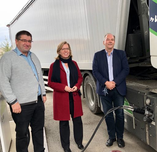  Klimaschutzministerin Leonore Gewessler flankiert
von den beiden Miteigentümern der EVM Biogasanlage Fritz Schwarz
(li.) und Stefan Malaschofsky, beim Betanken eines Iveco Gas-LKW mit
Biogas